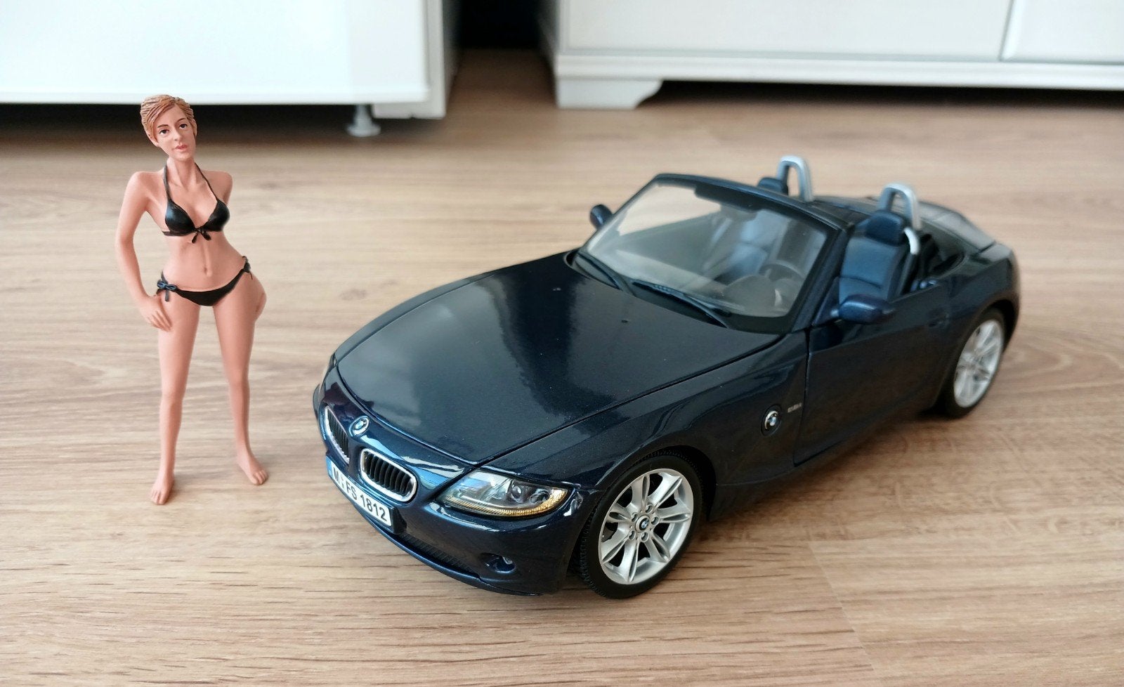 ‼️ BMW Z4 Roadster blauw Maisto + gratis Diorama figuur!!, Ophalen of Verzenden, Zo goed als nieuw, Auto, Maisto