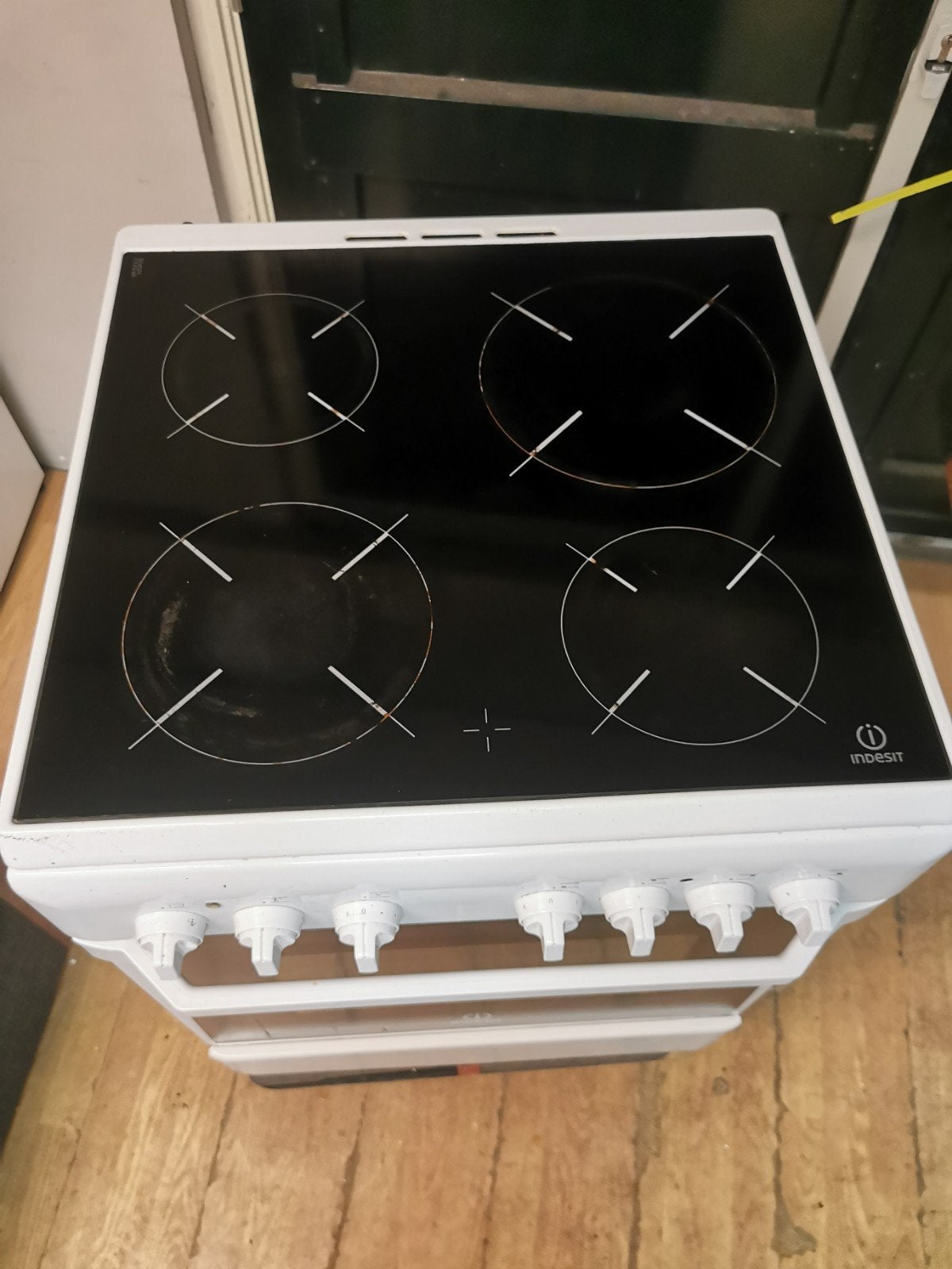 Keramisch fornuis te koop aangeboden.
Met perilex stekker (3, Witgoed en Apparatuur, Minder dan 85 cm, Keramisch, Zo goed als nieuw