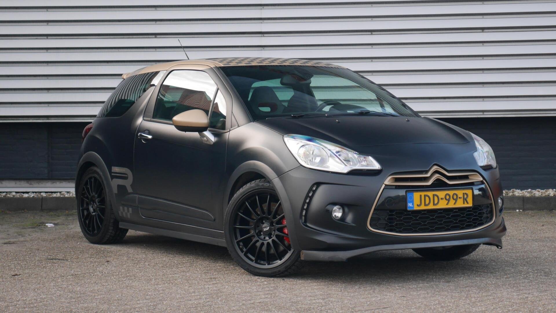 Citroen DS3 Racing|1.6 THP 207PK|Matte zwart|Carbon fibre, Gebruikt, Zwart, 4 cilinders, Leder en Stof