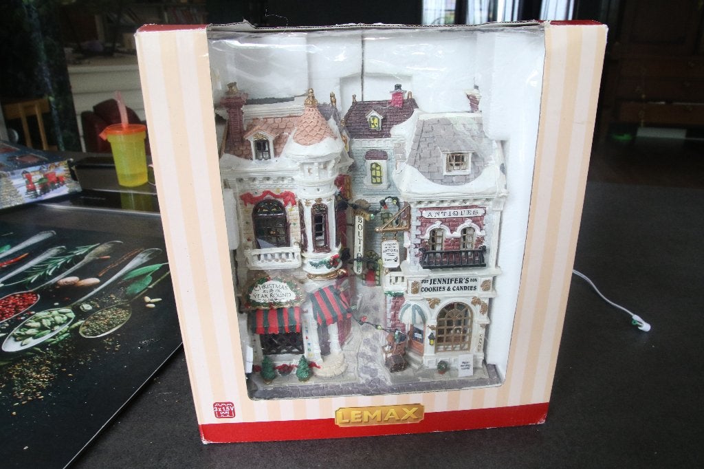 Lemax facade Jennifer's cookies & candies, Diversen, Kerst, Ophalen of Verzenden, Gebruikt