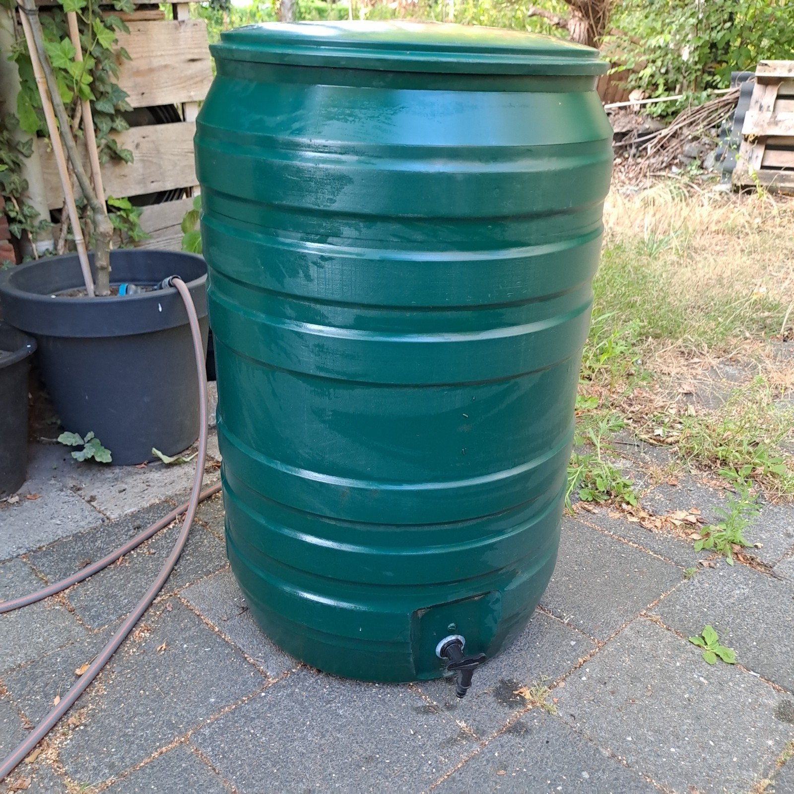 Grote groene regenton, deksel kapot., Tuin en Terras, Regentonnen, 150 liter of meer, Ophalen, Zo goed als nieuw