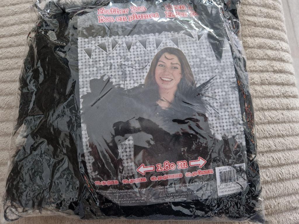 Een nieuwe zwarte veren boa voor feestje 180 cm, Ophalen of Verzenden, Nieuw, Maat 46/48 (XL) of groter, Carnaval