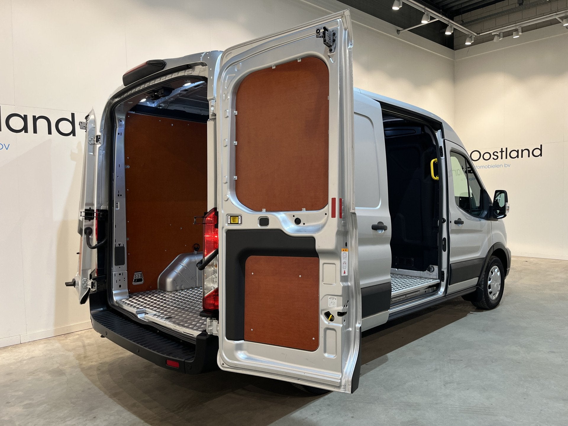 Ford Transit 350 2.0 TDCI L2H2 Trend 130 PK / Euro 6 / Airco, Auto's, Voorwielaandrijving, Stof, 4 cilinders, Met garantie (alle)