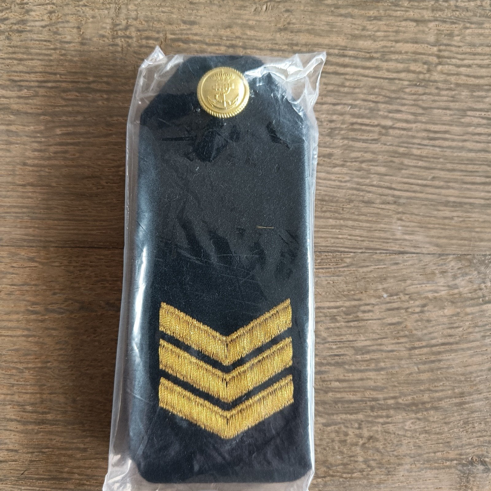 Epauletten met knoop - rang Sergeant., Verzenden, Marine, Nederland, Embleem of Badge
