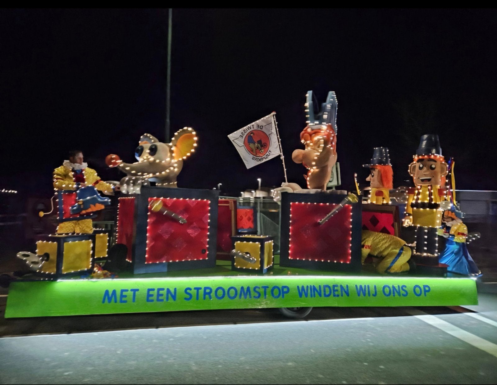 opbouw carnavalswagen met 28 persoons loopgroep, Ophalen, Gebruikt, Overige typen, Carnaval