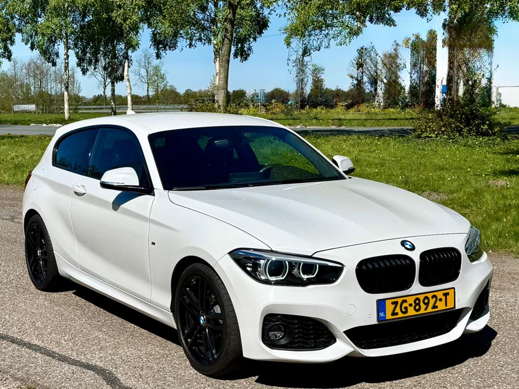 BMW 1-Serie 118i Aut Wit M-Sport Camera 18 Harman Kardon, Auto's, BMW, 1290 kg, Wit, 650 kg, Particulier