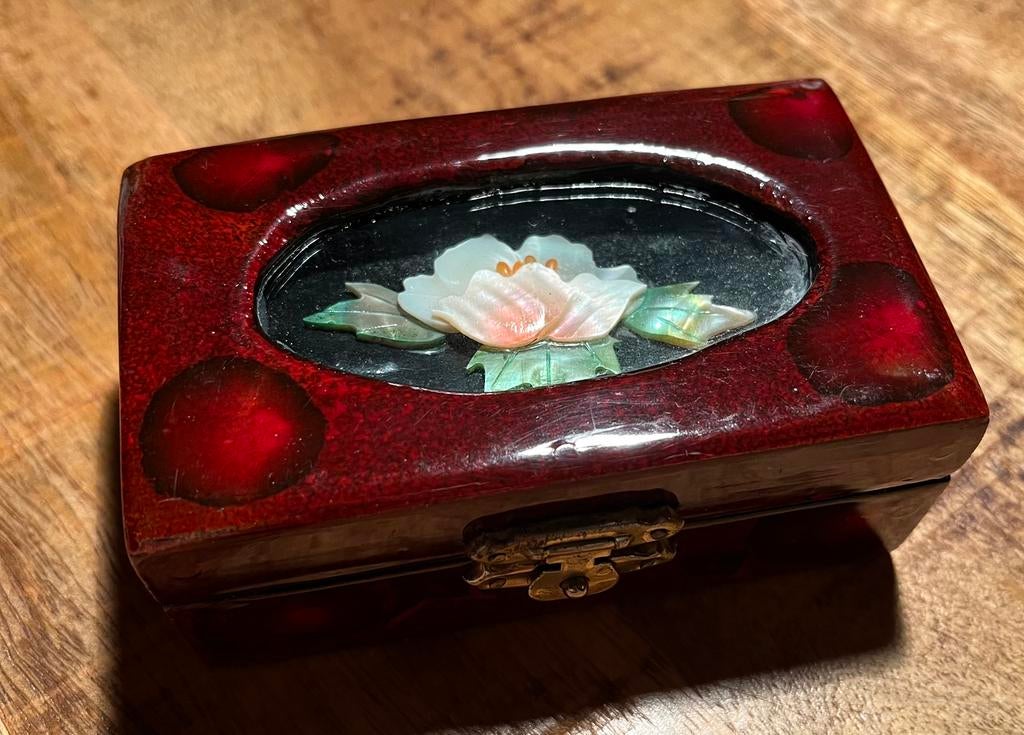 Vintage Chinees lak sieradendoosje met parelmoer bloem, Antiek en Kunst, Kunst | Niet-Westerse kunst, Ophalen of Verzenden