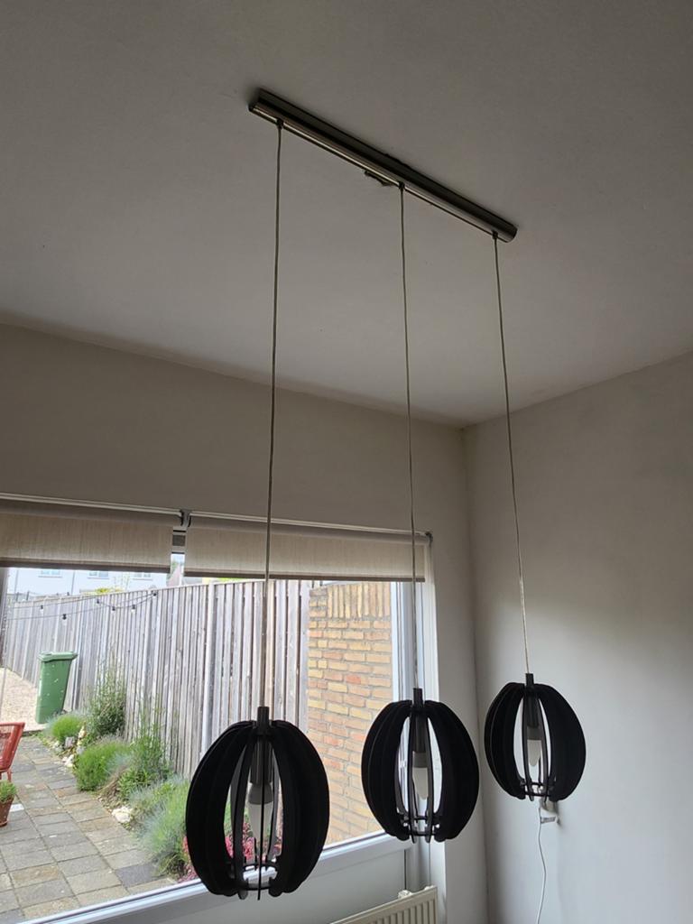 Moderne hanglamp met 3 houten kappen, Huis en Inrichting, Lampen | Hanglampen, Ophalen, Modern, Scandinavisch, Zo goed als nieuw