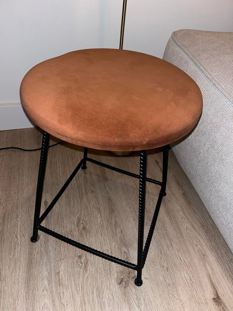 Set van 2 krukjes met suede zitting en metalen onderstel, Ophalen, Zo goed als nieuw, IJzer