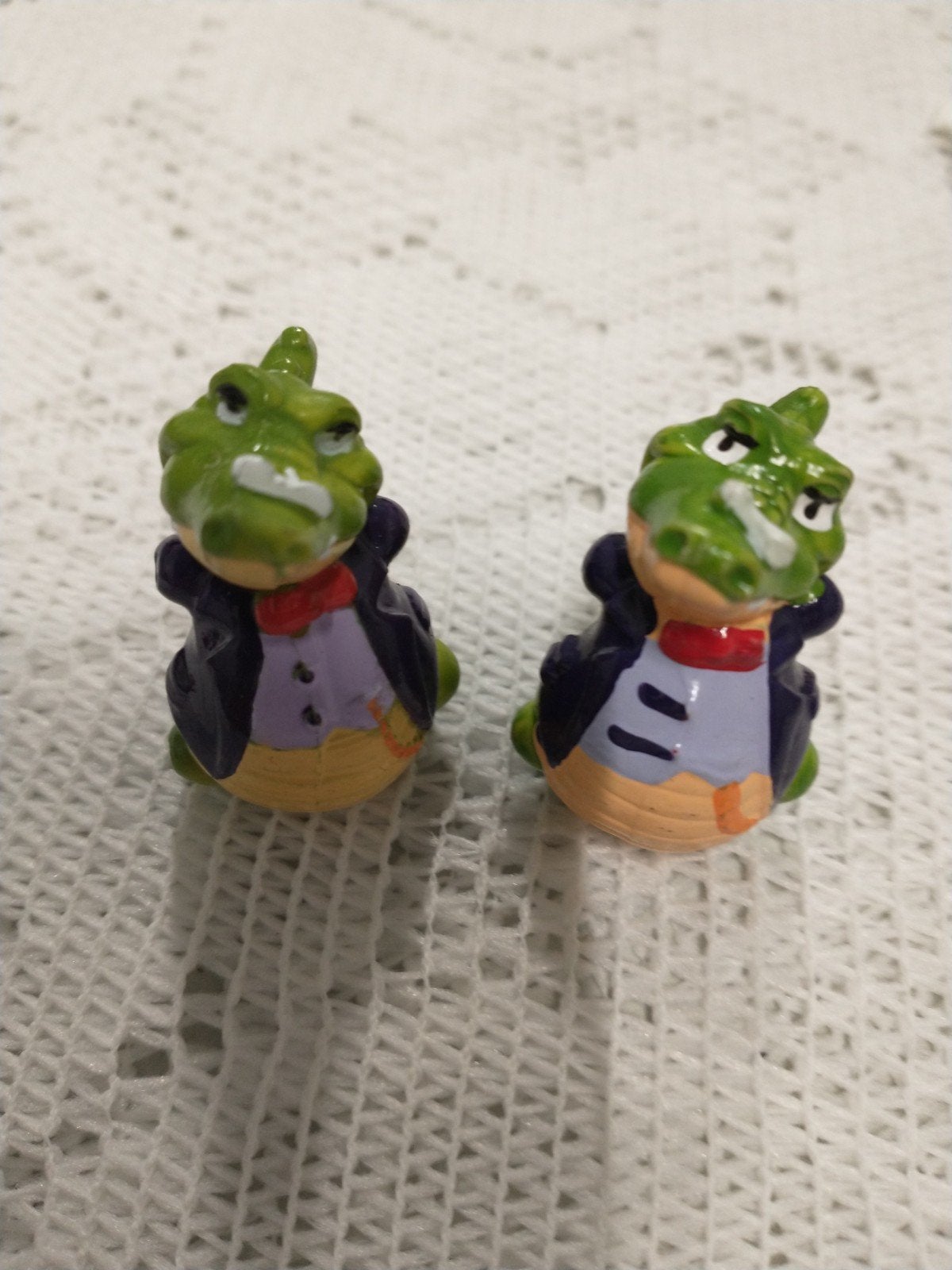 2 Kinder surpriKrokodil beeldjes in pak - grappige decoratie, Ophalen of Verzenden, Zo goed als nieuw