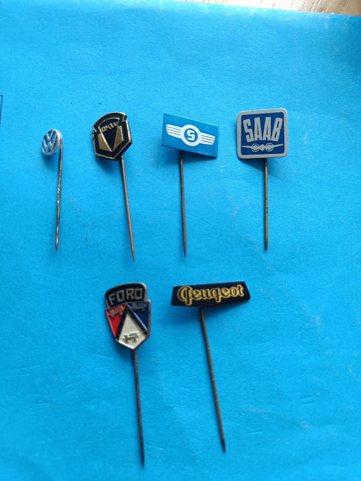 Speldjes bekende automerken VW Ford Peugeot Saab DKW, Verzamelen, Speldjes, Pins en Buttons, Ophalen of Verzenden, Gebruikt, Merk