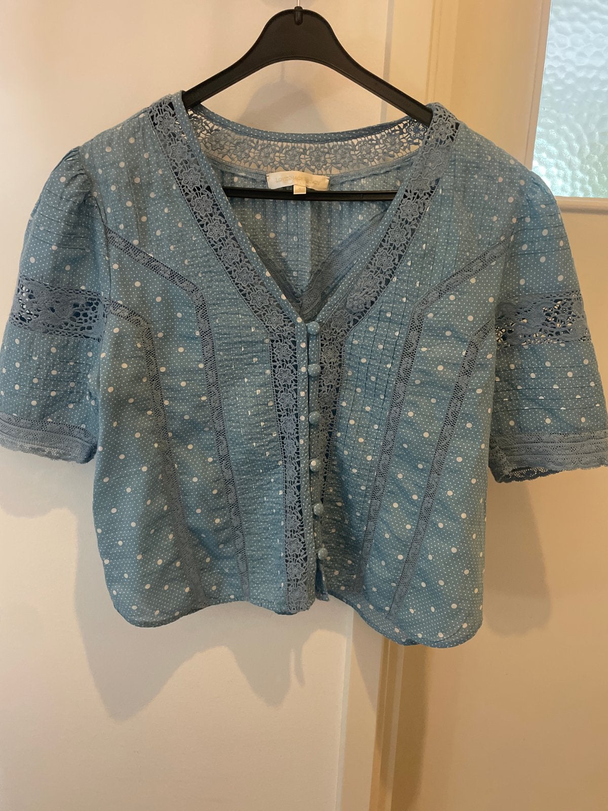LoveShackFancy blouse met stippen en kant, maat S, Kleding | Dames, Tops, Zo goed als nieuw, Maat 36 (S), Blauw, Korte mouw, Ophalen of Verzenden