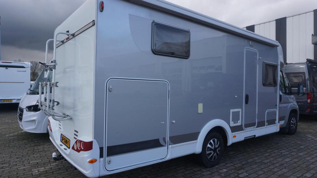 Carado T 67 DAKAIRCO/CAMERA/FIETSENDR, 7 tot 8 meter, Bedrijf, Buitenlamp, L-zit