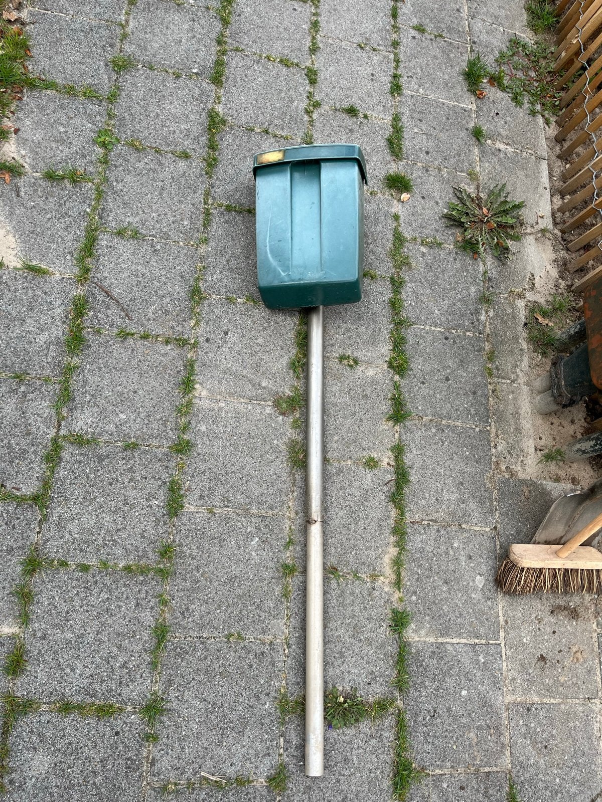 Gebruikte staande brievenbus - groen, Tuin en Terras, Brievenbussen, Ophalen, Gebruikt, Kunststof, Staande brievenbus
