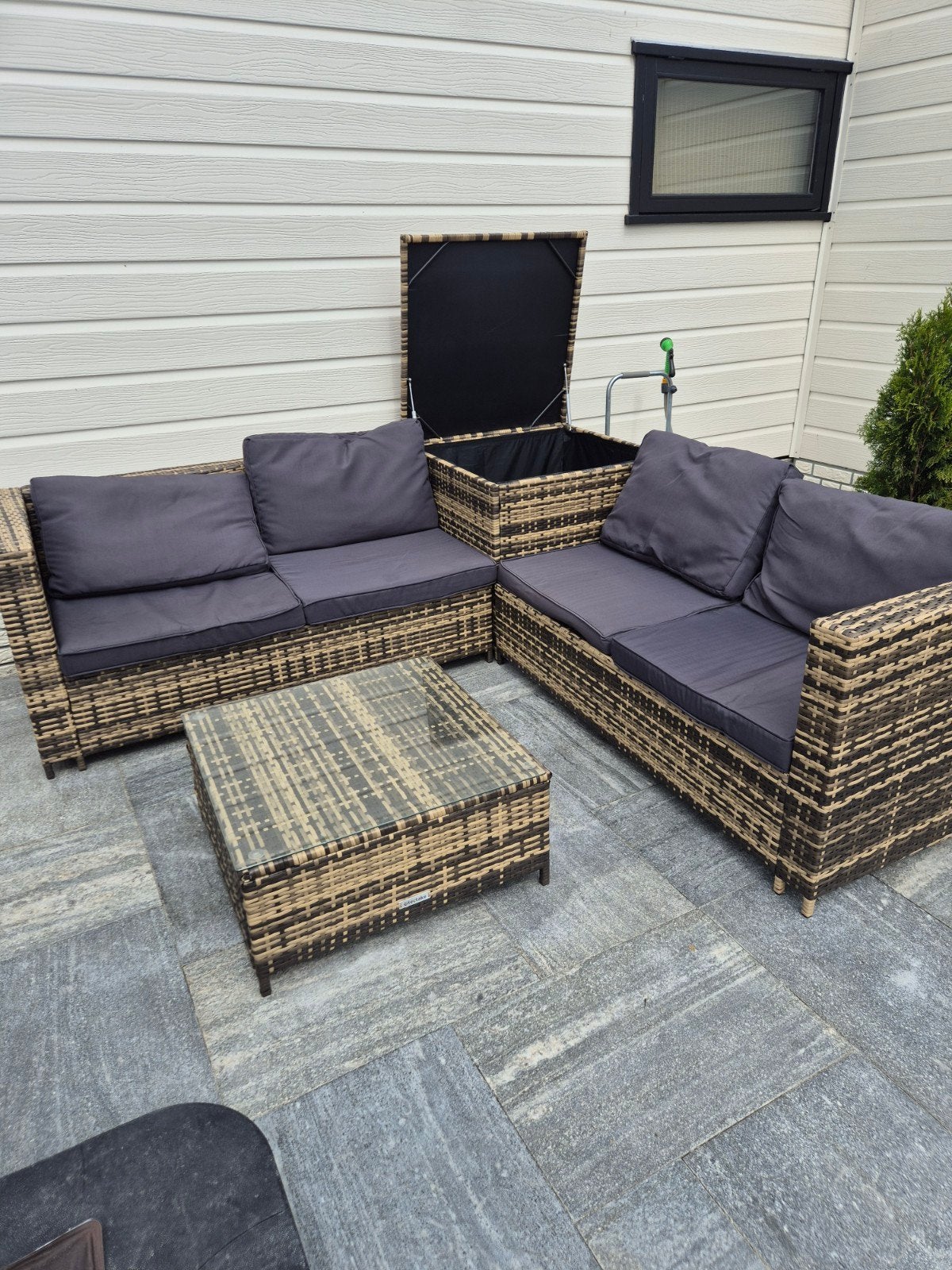 Loungeset wicker 2.40x2.40m met kussenbox en tafel, Ophalen, 5 zitplaatsen, Gebruikt, Bank