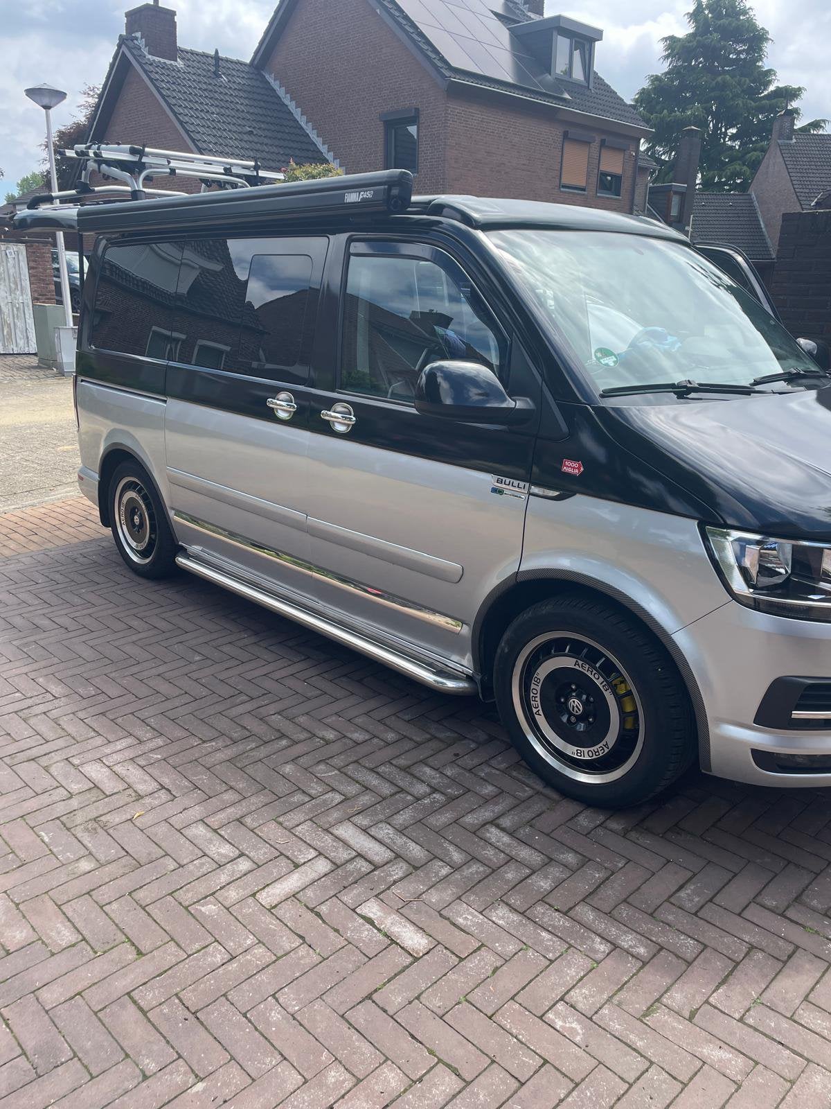Volkswagen multivan T5 2005 Zwart nieuwe motor, Auto's, Voorwielaandrijving, Parkeerassistent, Overige carrosserieën, Zwart