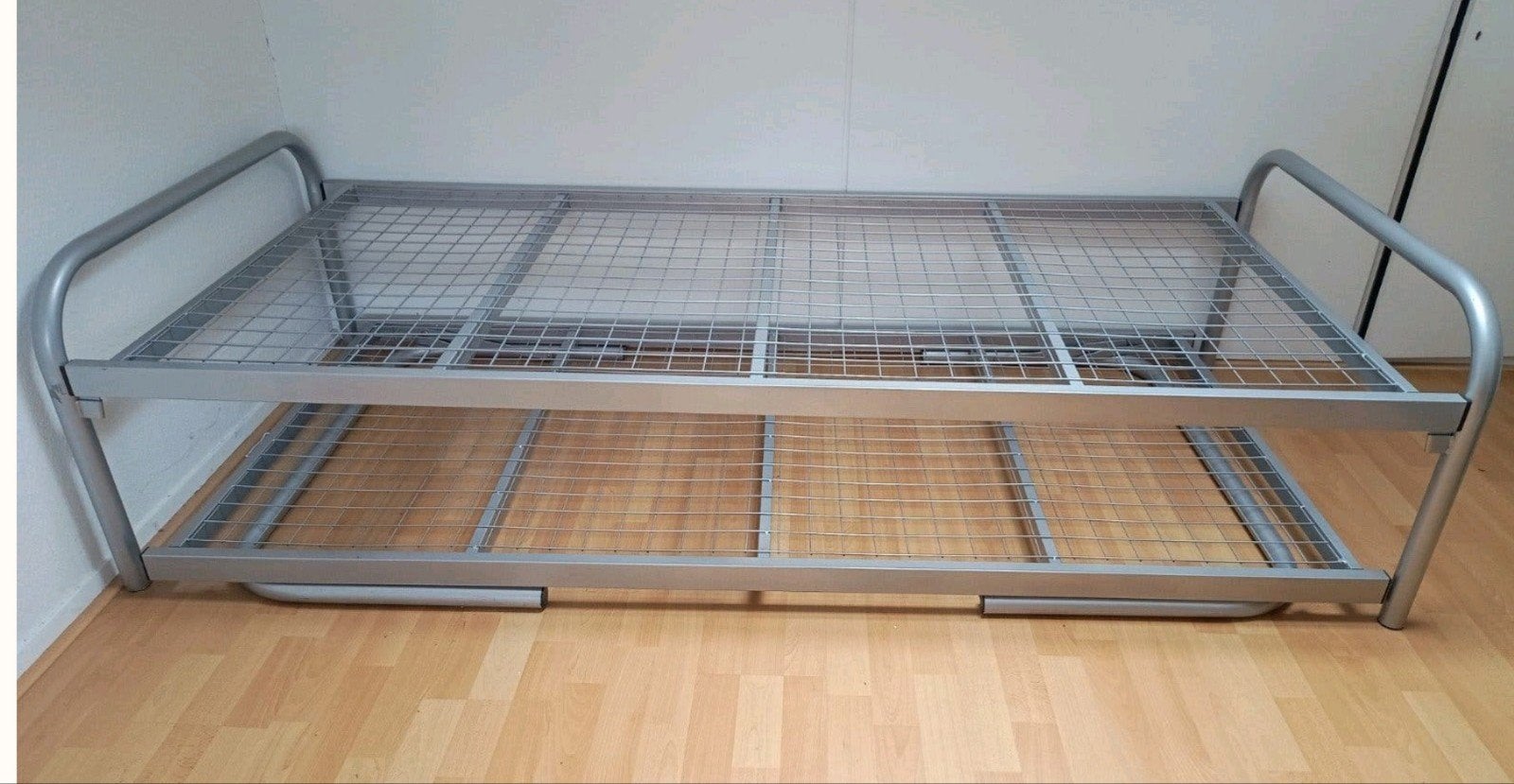 Bed met onderschuifbed, Ophalen, 90 cm, Eenpersoons, Zo goed als nieuw