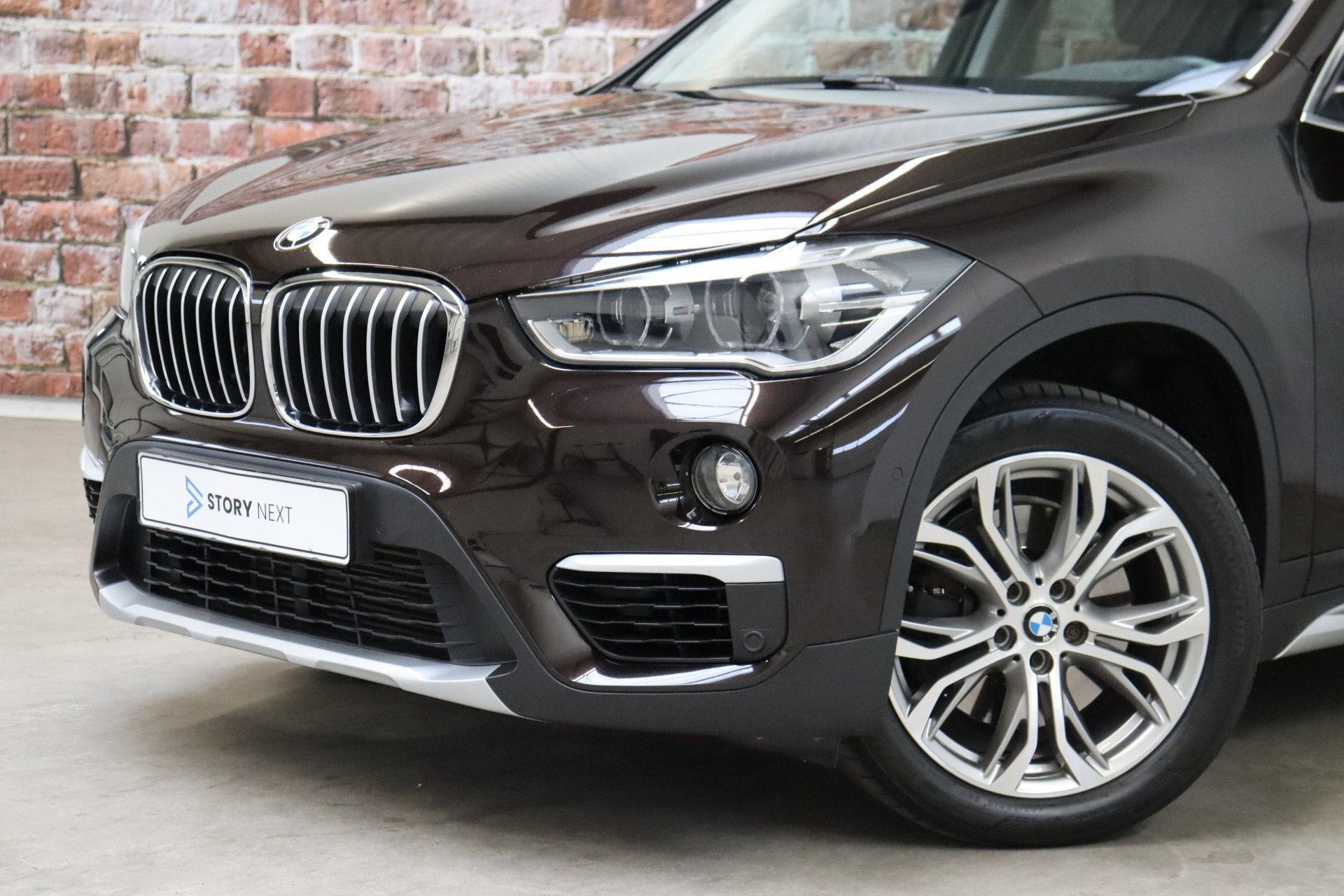 BMW X1 sDrive20i High Executive xLine Automaat / Navigatiesy, Auto's, Euro 6, Bruin, Automatische klimaatregeling, 1455 kg