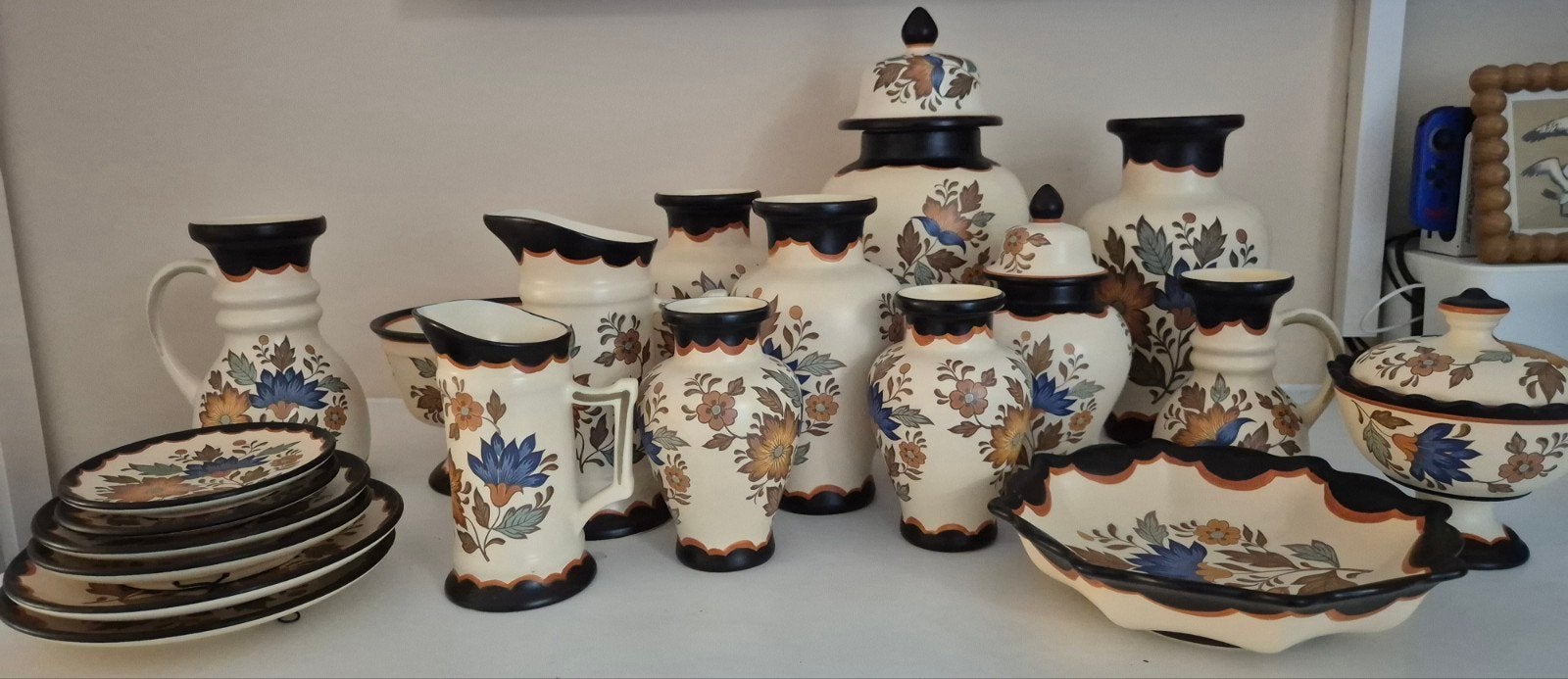 Flora Gouda Plateel Holland aardewerk - 23-delige set, Antiek en Kunst, Ophalen
