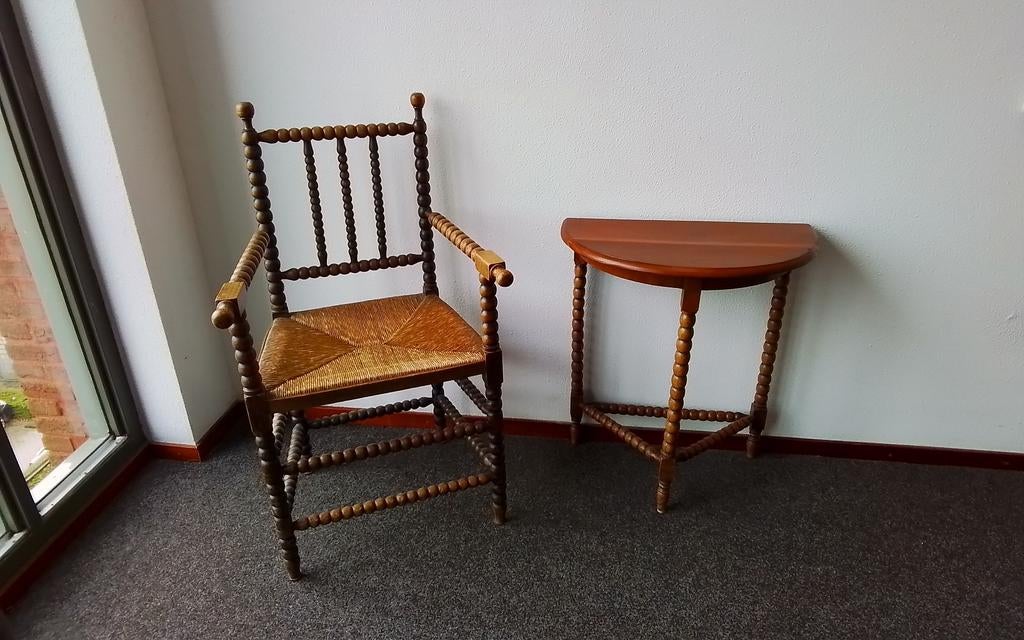 Leuk oud setje met rieten stoel en muurtafeltje., Ophalen of Verzenden