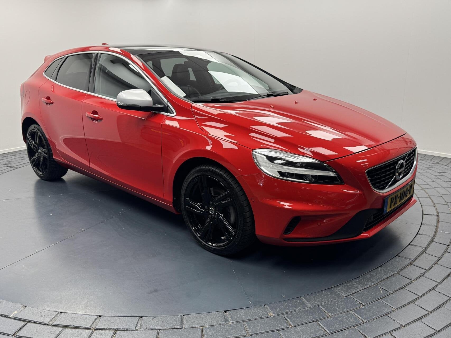 Volvo V40 2.0i T4 R-Design Navigatie-Cr.contr-Clima-Camera-P, Voorwielaandrijving, Gebruikt, Bedrijf, Handgeschakeld