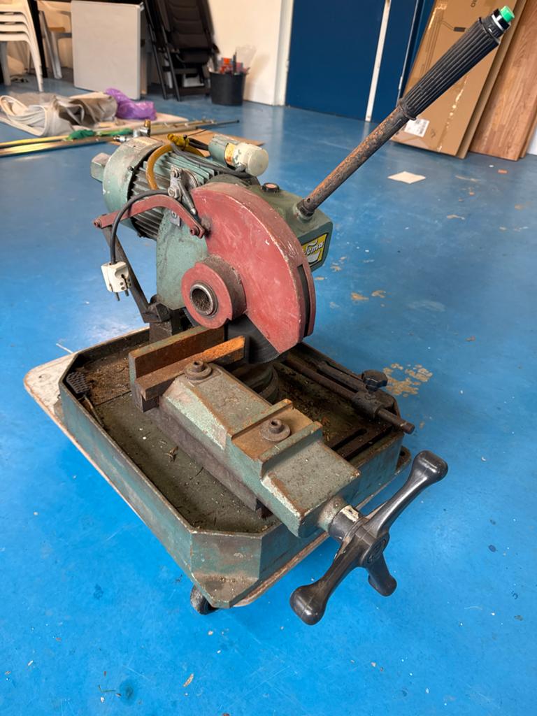 Huvema afkortzaag voor metaal - Oerdegelijk, Doe-het-zelf en Verbouw, Gereedschap | Zaagmachines, Ophalen, Gebruikt, 1200 watt of meer