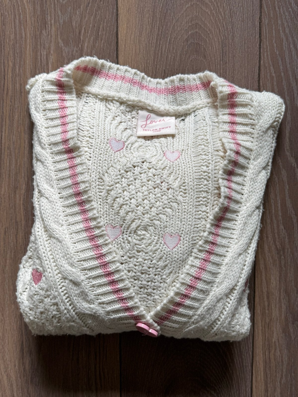 Taylor Swift Lover Cardigan - Gebreid vest met hartjes, Kleding | Dames, Ophalen of Verzenden, Zo goed als nieuw, Maat 38/40 (M)