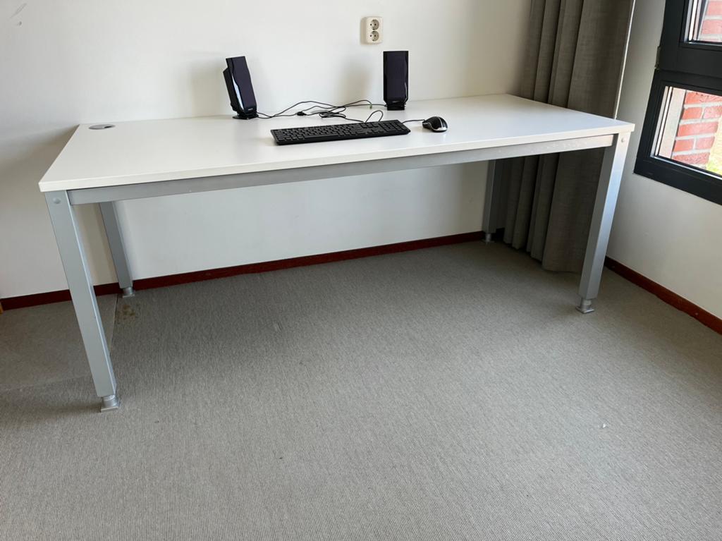 Te koop: ruim wit bureau 180 x 80 cm – verstelbare poten, Huis en Inrichting, Bureaus, Ophalen, Gebruikt, 180 cm, Computerbureau