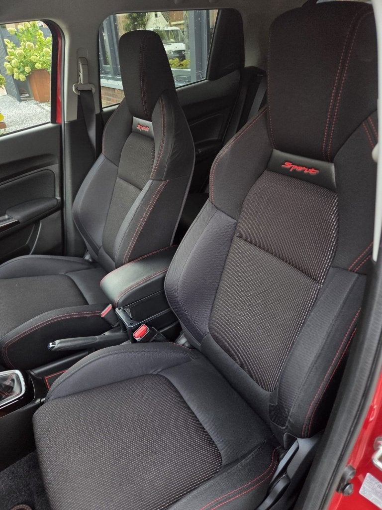 Suzuki Swift 1.4 Boosterjet 129pk Smart Hybrid 2020 Rood, Auto's, Suzuki, Stof, Zwart, 4 cilinders, 129 pk