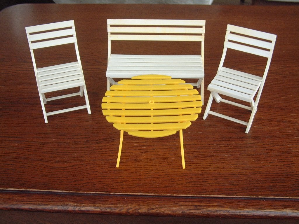 2 oude poppen stoel wit inklapbaar bankje tafel ca 1960, Ophalen of Verzenden, Gebruikt, Overige typen