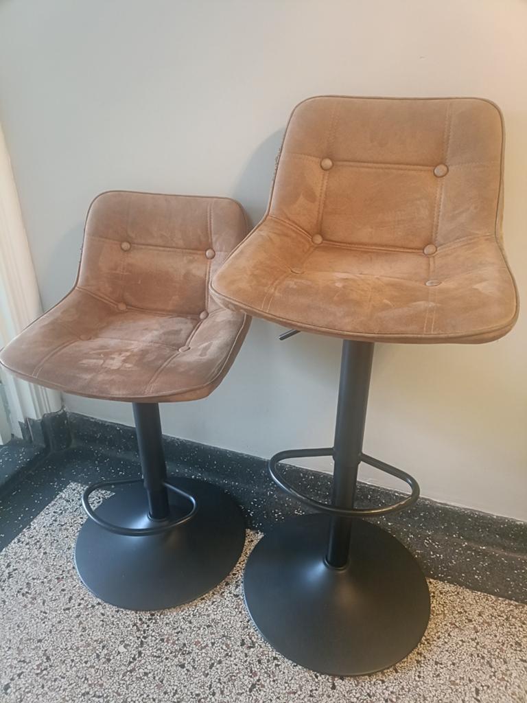 Twee in hoogte verstelbare barkrukken, Huis en Inrichting, Barkrukken, Ophalen, Gebruikt, 60 tot 90 cm, In hoogte verstelbaar