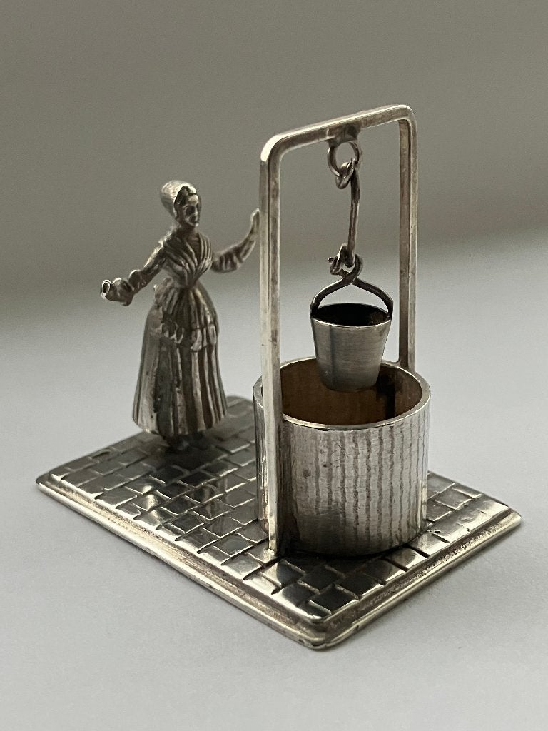 Zilveren miniatuur vrouw bij waterput, zilversmid Hooijkaas, Verzenden, Zilver