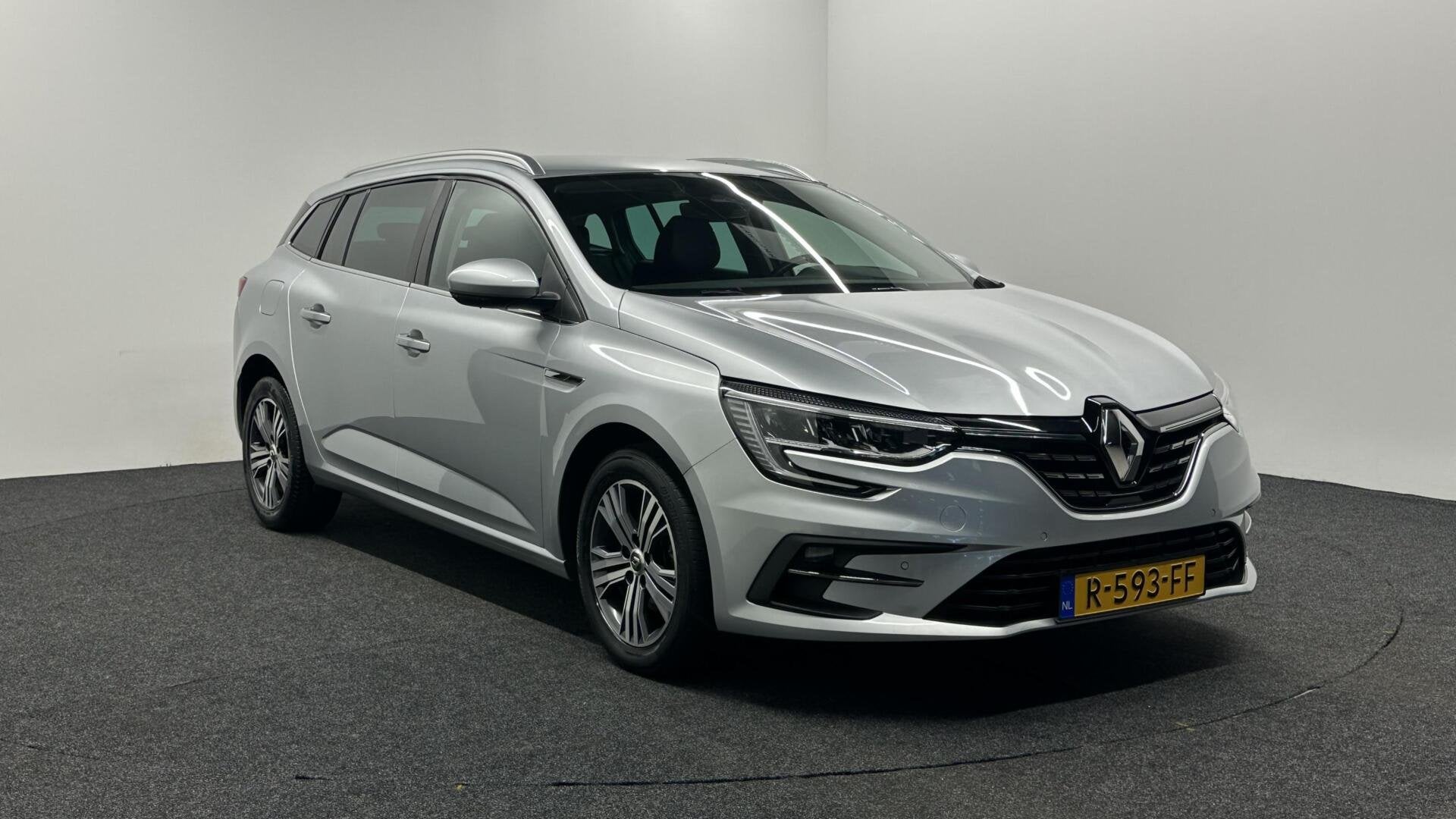 Renault Megane Estate 1.3 TCe Intens NAVI CARPLAY CRUISE LM, Voorwielaandrijving, Gebruikt, Euro 6, 4 cilinders