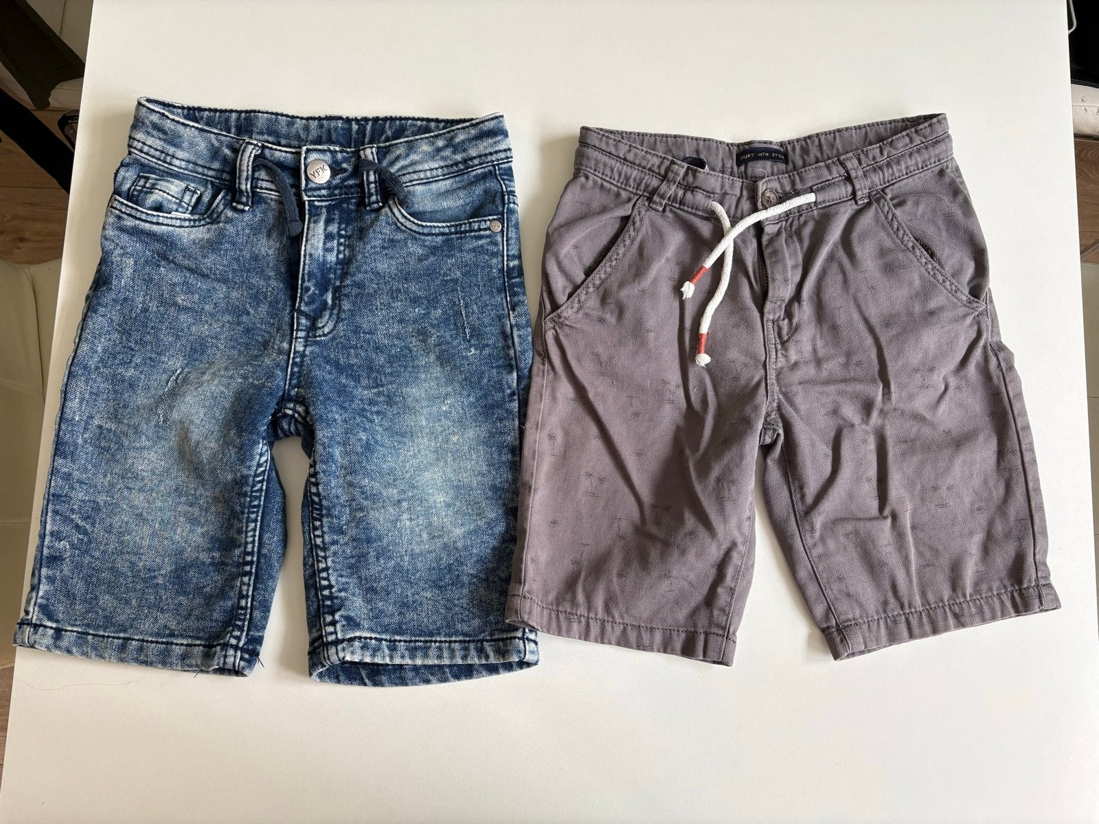 2x korte broek voor jongens - denim en grijs, Kinderen en Baby's, Kinderkleding | Maat 128, Ophalen of Verzenden, Gebruikt, Jongen