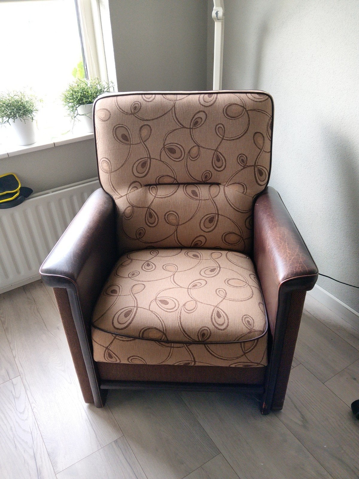 Comfortabele fauteuil met bruin leer en beige stof, Ophalen, Gebruikt, Klassiek, Comfortabel, 75 tot 100 cm