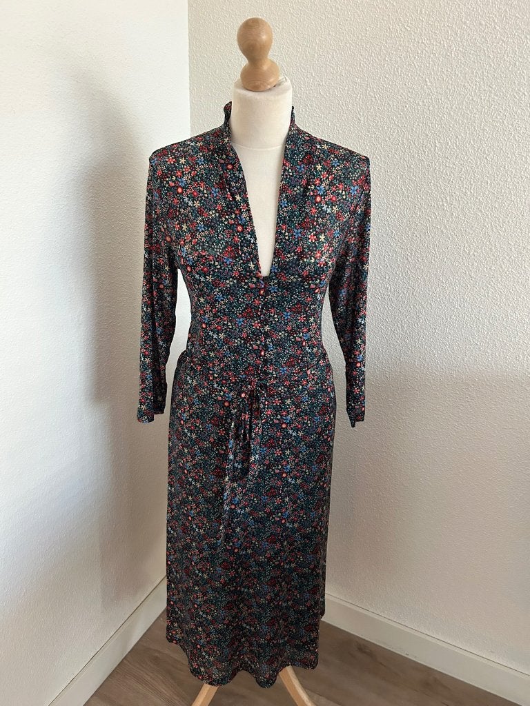 King Louie maat L bloemen emmy jurk 2794, Kleding | Dames, Jurken, Zo goed als nieuw, Maat 42/44 (L), Zwart, Knielengte, Ophalen of Verzenden
