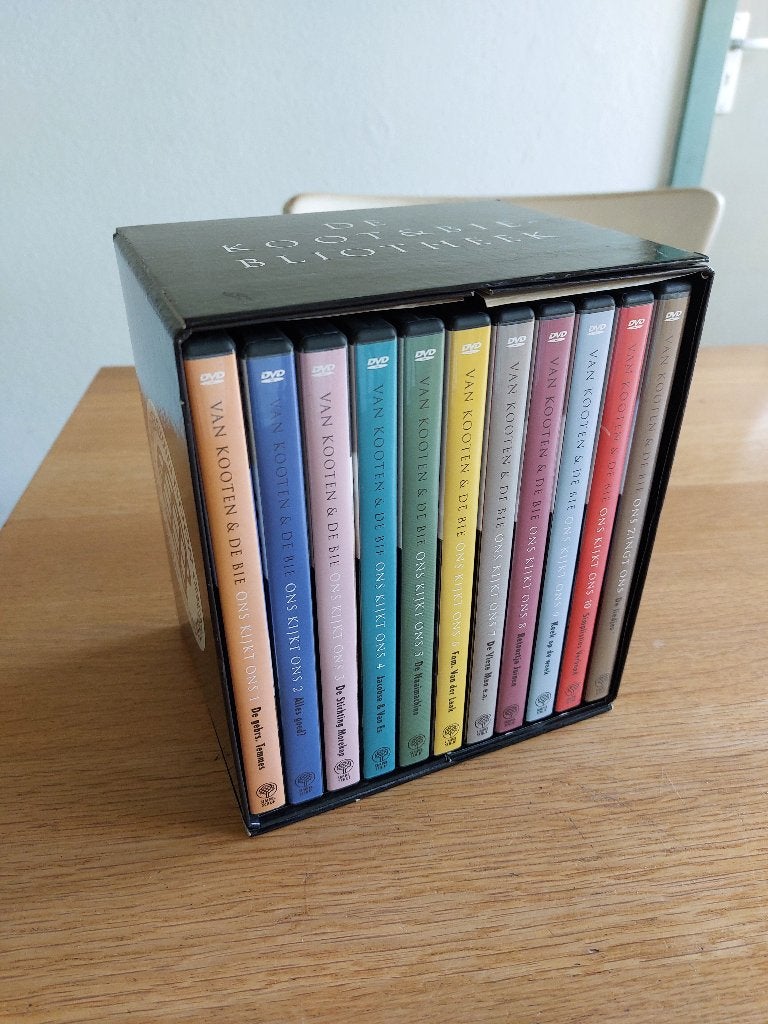 De Koot en Bie-bliotheek, 11 prachtige dvd's in verzamelbox., Alle leeftijden, Ophalen of Verzenden, Zo goed als nieuw, Stand-up of Theatershow
