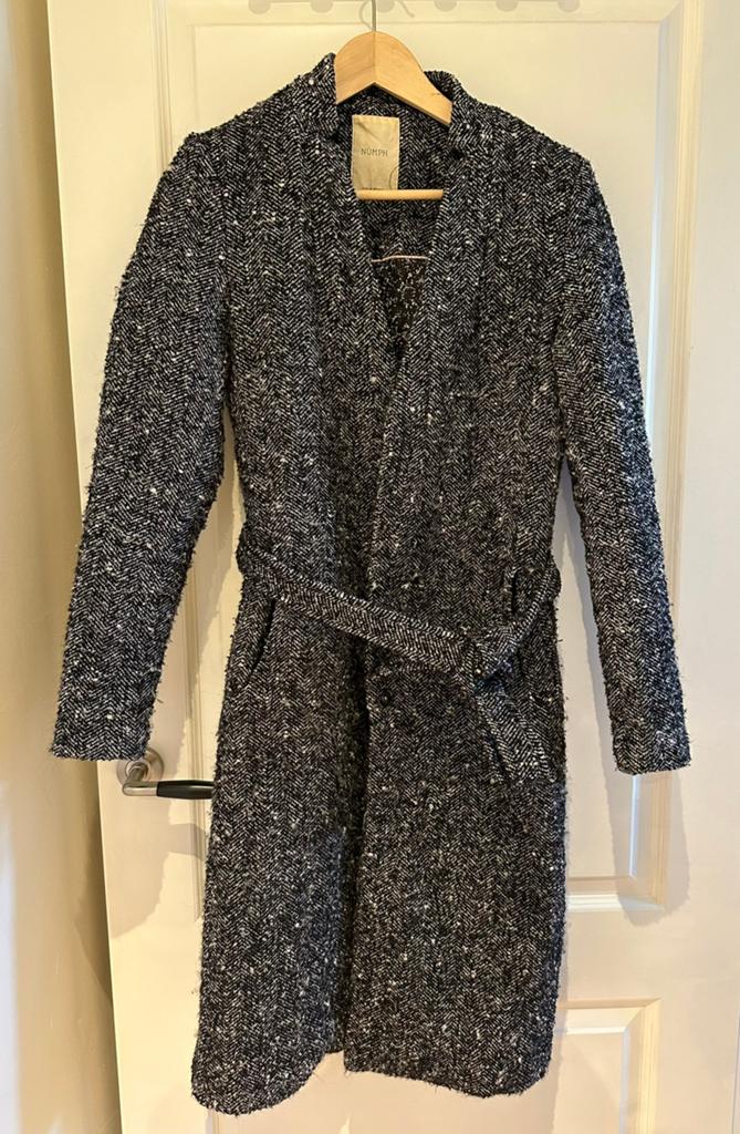 Nümph Stijlvolle Zwart-Witte Tweed Jas met Ceintuur Maat 36, Ophalen of Verzenden, Zo goed als nieuw, Maat 36 (S), Zwart
