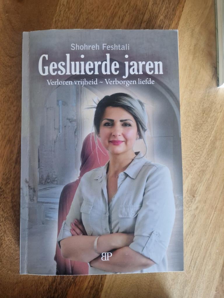 Gesluierde jaren - Shohreh Feshtali (Roman), Ophalen of Verzenden, Zo goed als nieuw, Shohreh Feshtali, Nederland