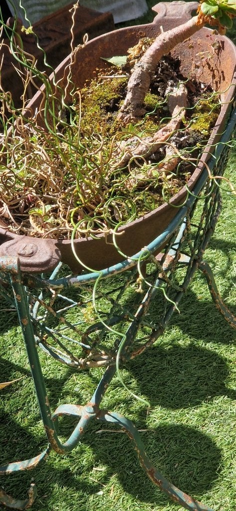 Gietijzeren bloembak in oude kinderwieg (brocante), Gebruikt, Minder dan 60 cm, Ophalen of Verzenden, Balkon