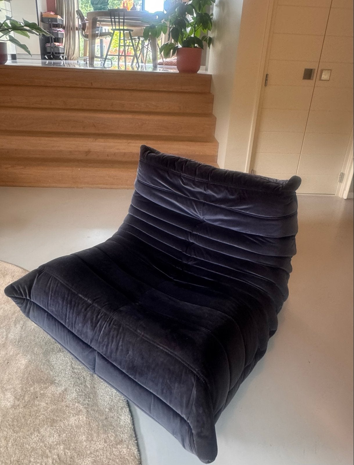Ligne Roset Togo fauteuil - Donkerblauw fluweel, Huis en Inrichting, Ophalen, Gebruikt, 100 tot 125 cm, 75 tot 100 cm