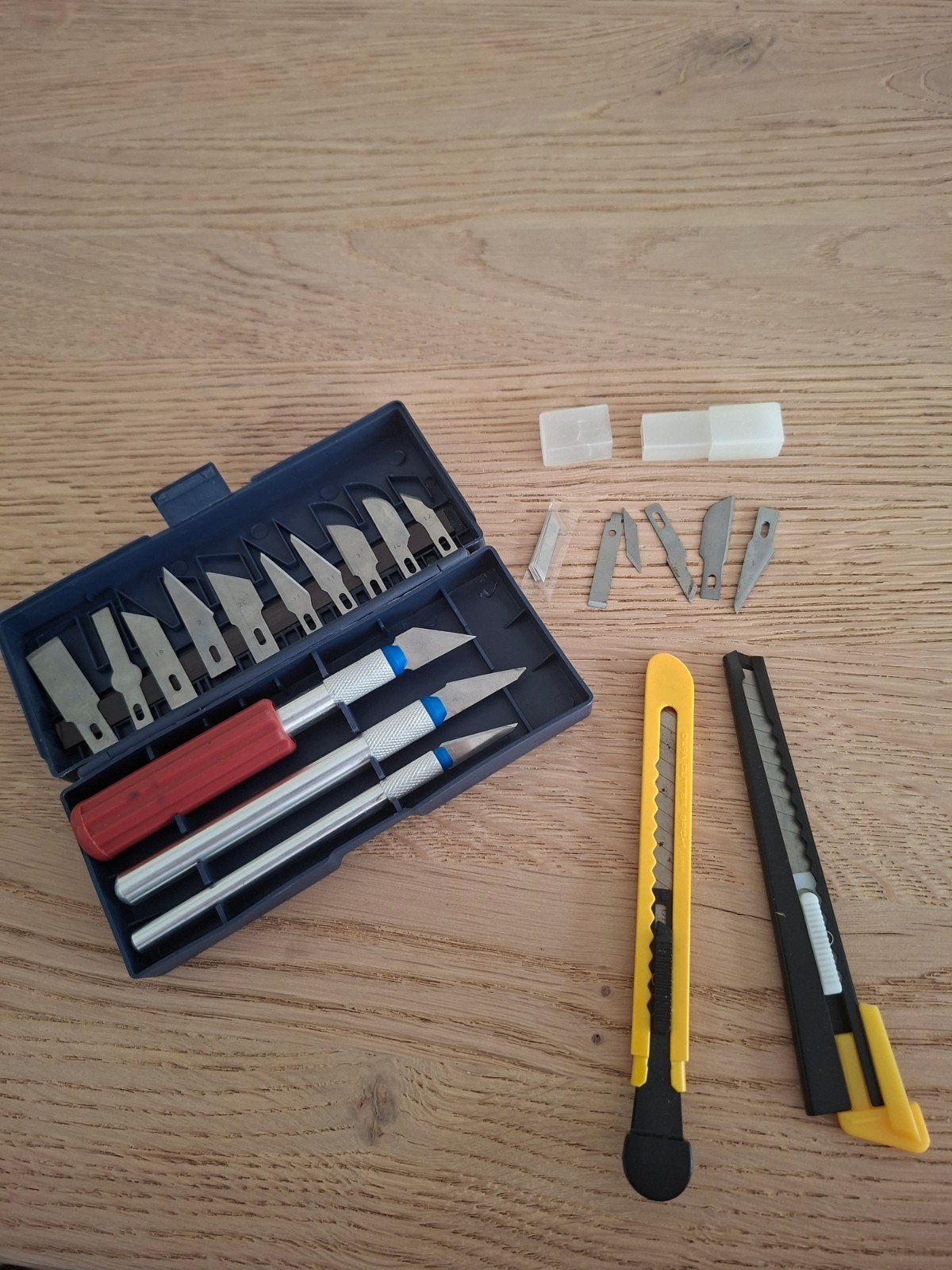 Snijgereedschap set: 3 messen en diverse mesjes, Gebruikt, Zilver, Gereedschap of Toebehoren, Overige materialen