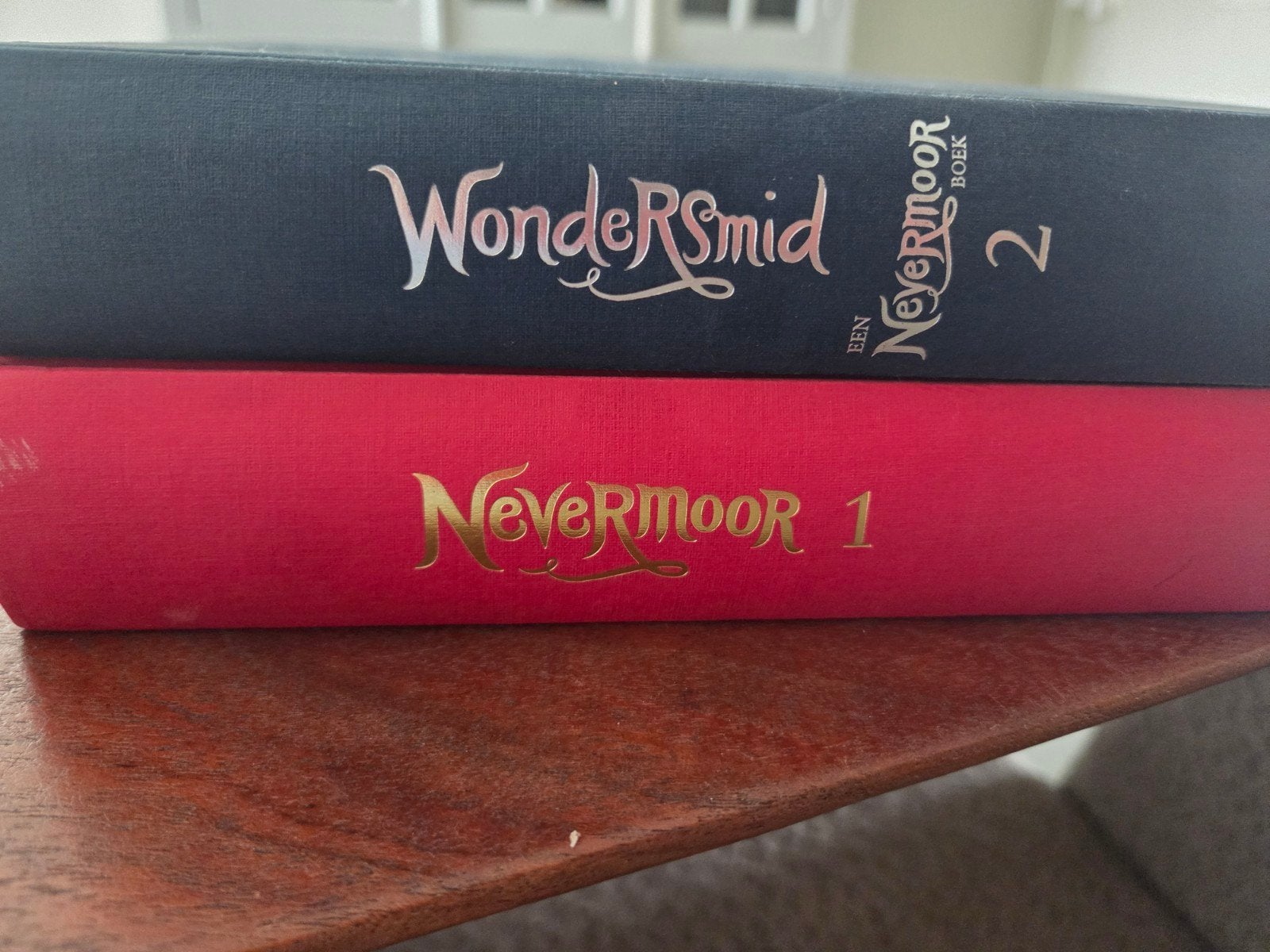 Te koop aangeboden: deel 1 en 2 van de populaire Nevermoor-s, Boeken, Ophalen of Verzenden, Zo goed als nieuw