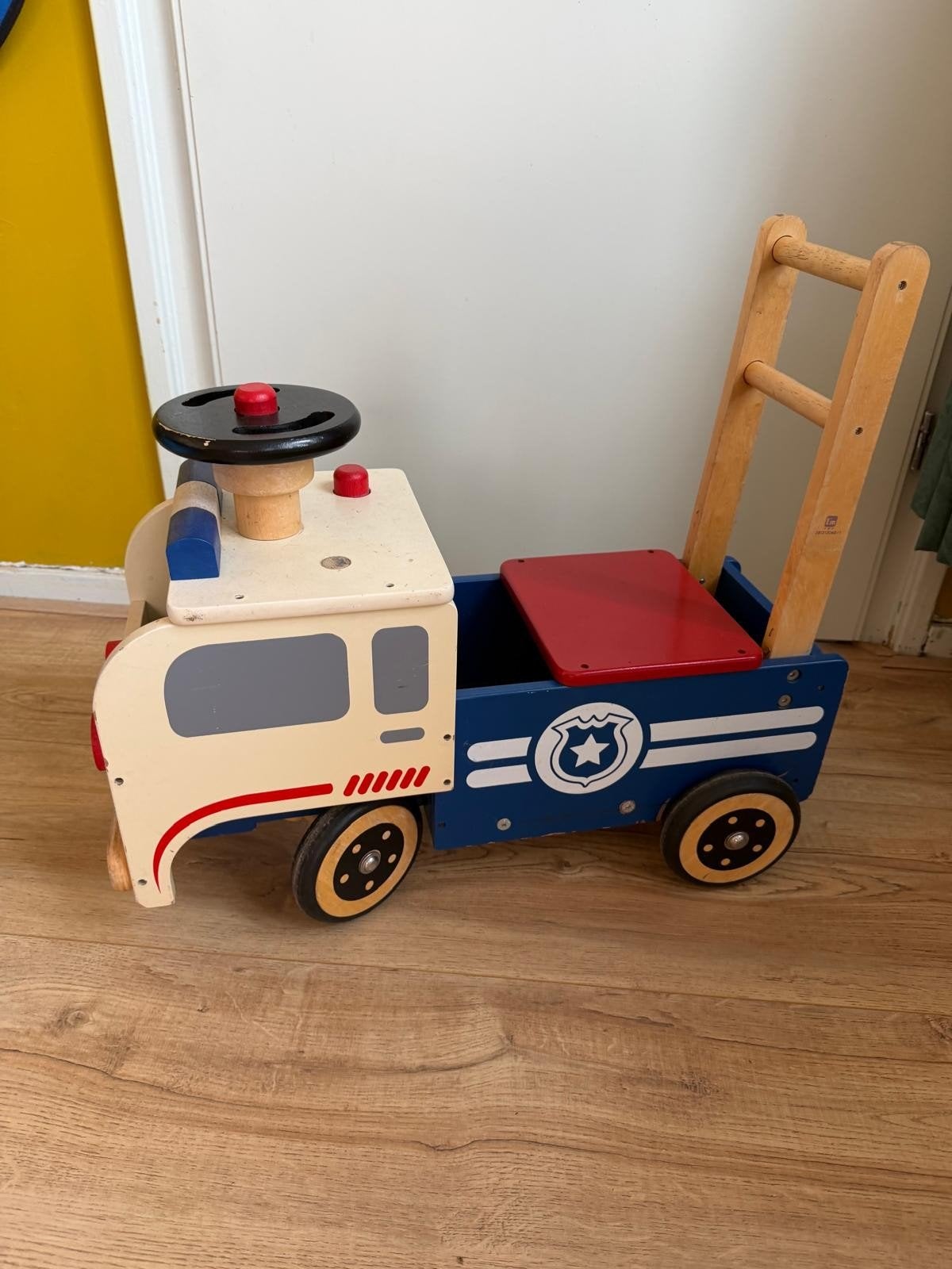 Houten loopwagen/brandweerauto met gebruikssporen, Kinderen en Baby's, Ophalen, Gebruikt