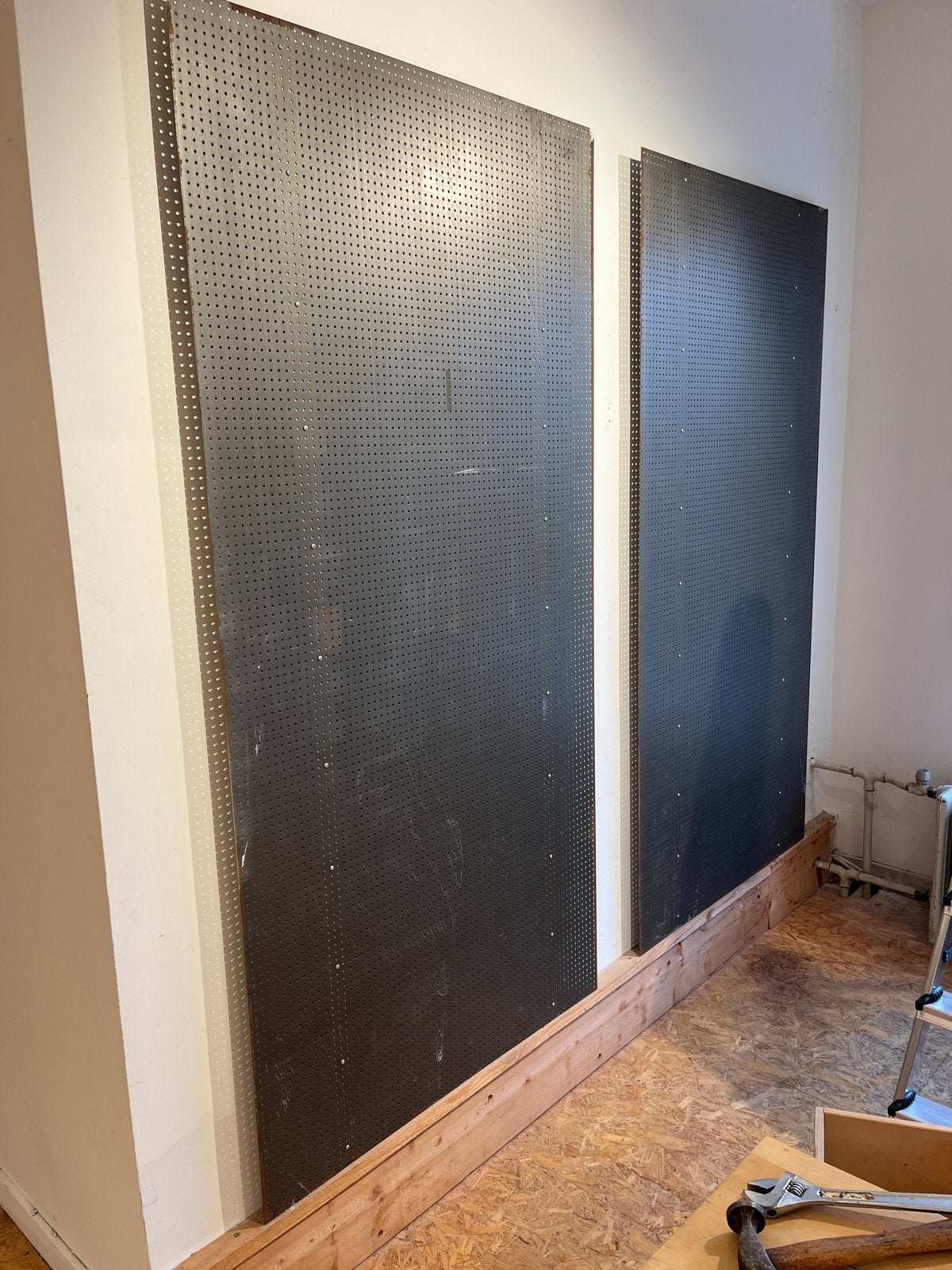 7 Grote geperforeerde wandpanelen met houten palen, Ophalen, Gebruikt, 100 tot 250 mm, Rvs