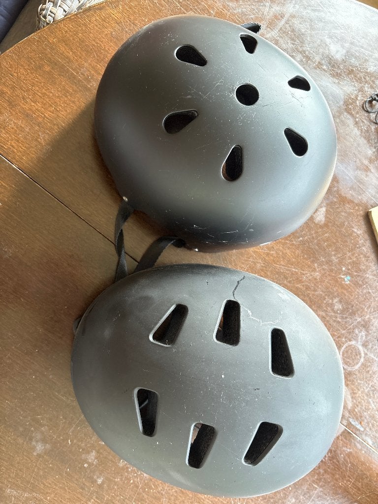 Zwarte fietshelmen (2 stuks) - Gebruikt, Gebruikt, Onbekend, Overige maten, Ophalen of Verzenden