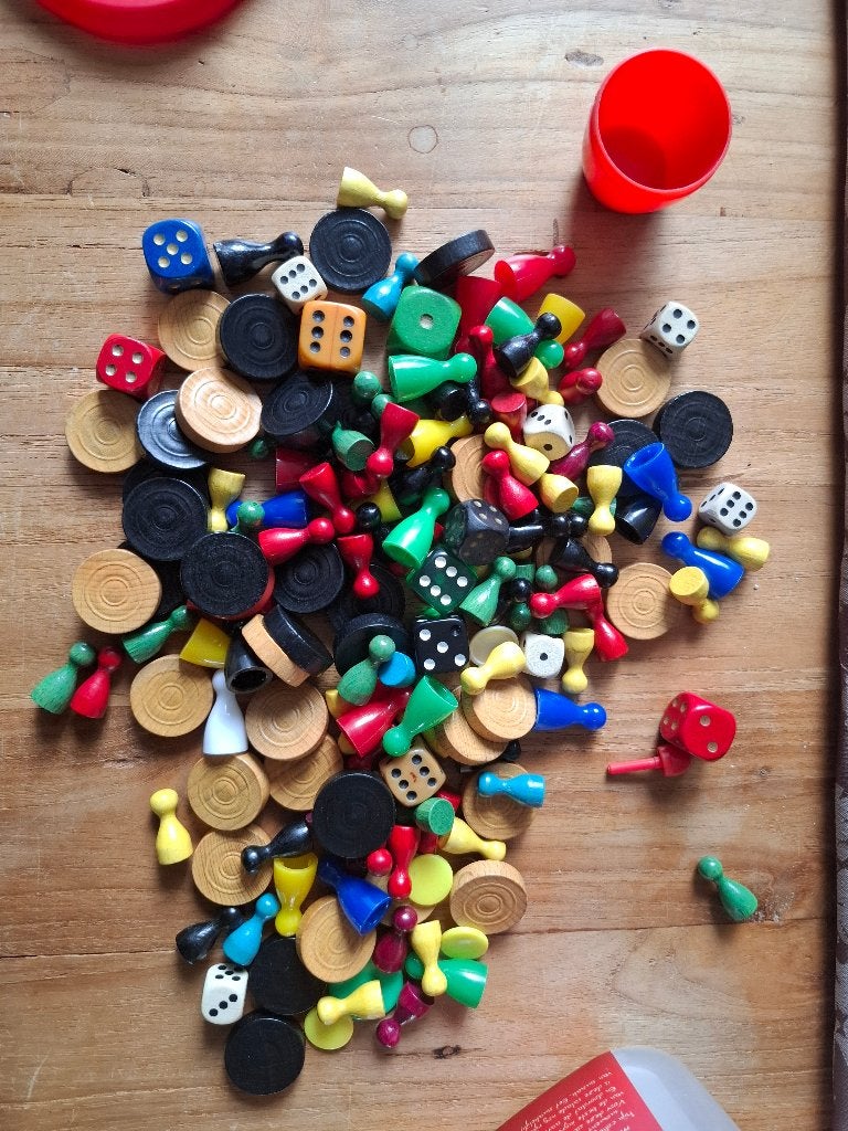 Dobbelstenen, pionen en damstenen, Ophalen of Verzenden, Gebruikt