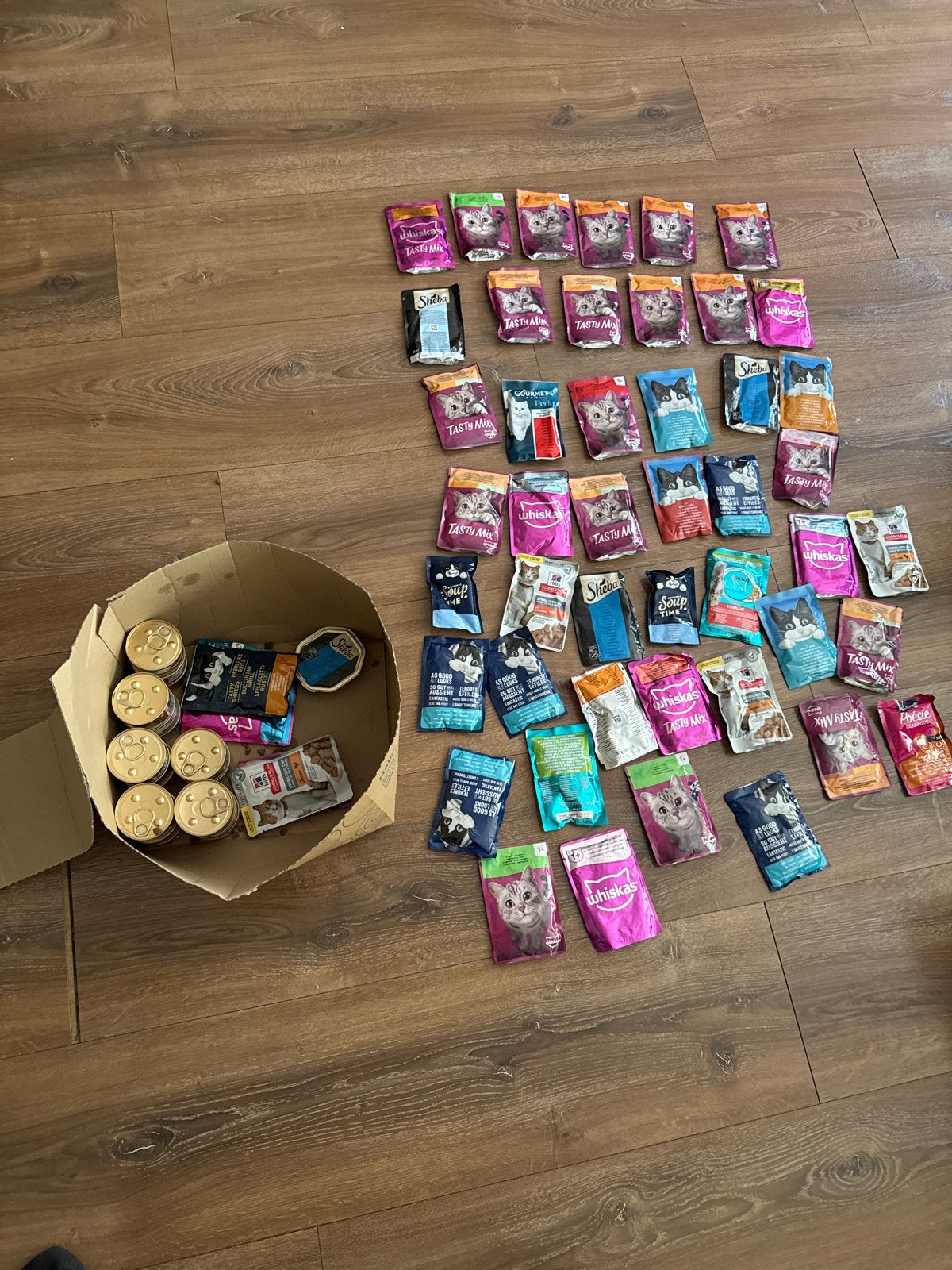Verschillende merk katten voer, Ophalen