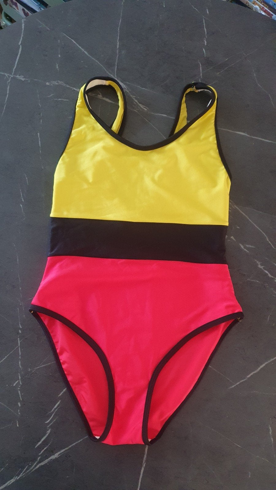 Kleuren Badpak Geel Zwart Rood, Verzenden, Zo goed als nieuw, Meerkleurig, Badpak