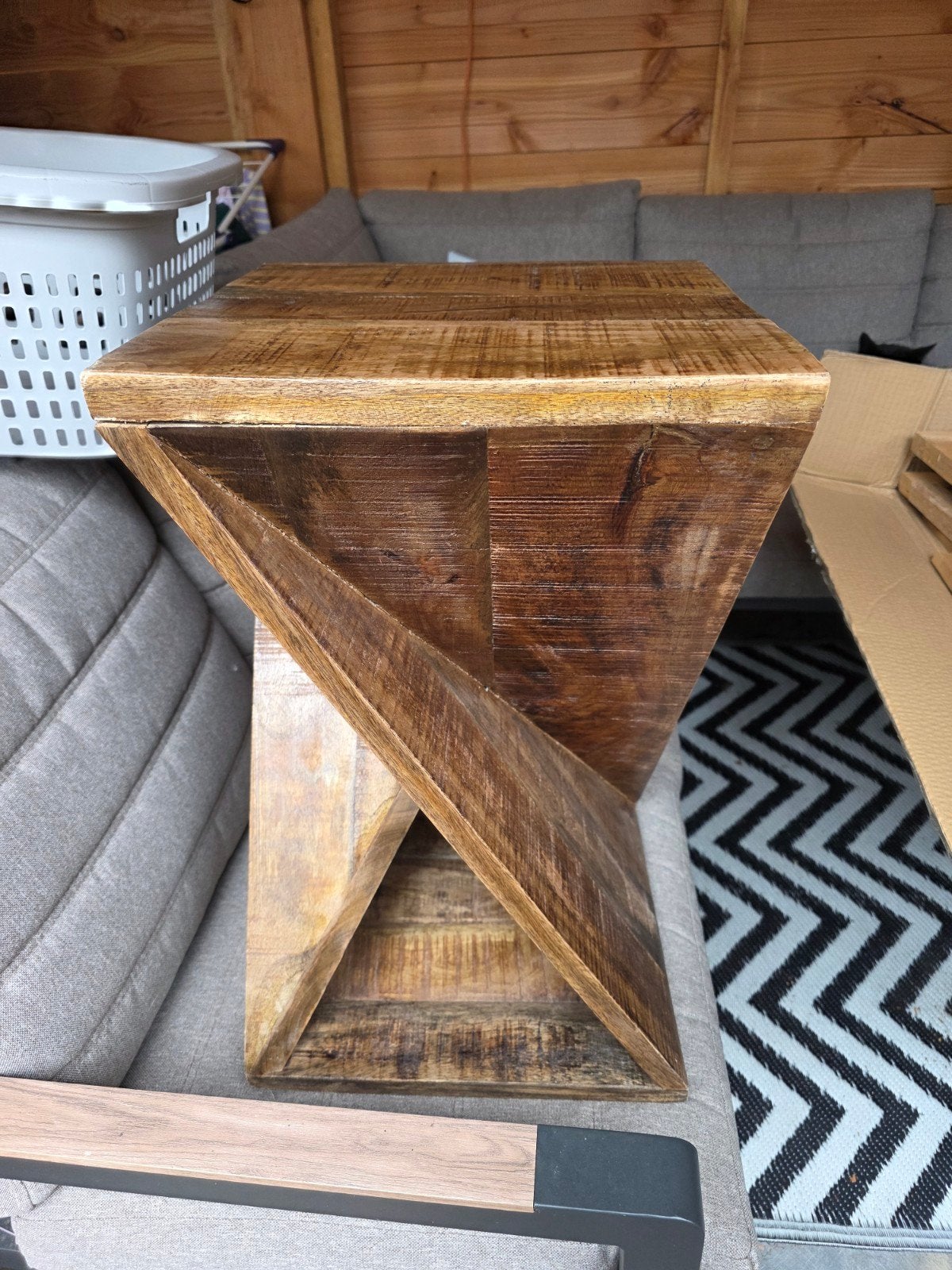Unieke houten bijzettafel met gedraaide poot, Ophalen, Minder dan 45 cm, Minder dan 55 cm, Vierkant